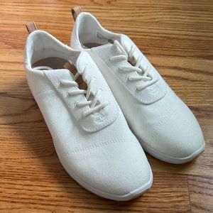 TOMS sneaker. Women’s size 8. White